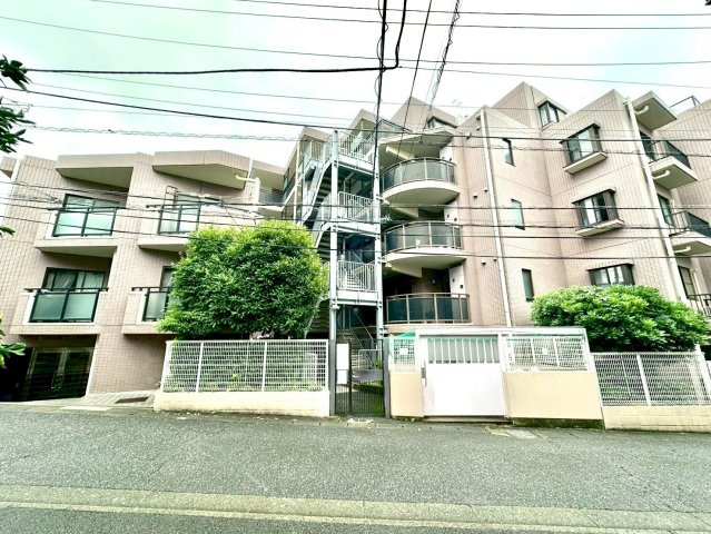 ファミール鷺沼の外観|街並みに調和しながらも存在感を放つ佇まい。