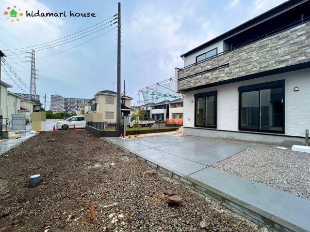 北本市東間7丁目　新築戸建　ブルーミング03の前面道路含む現地写真