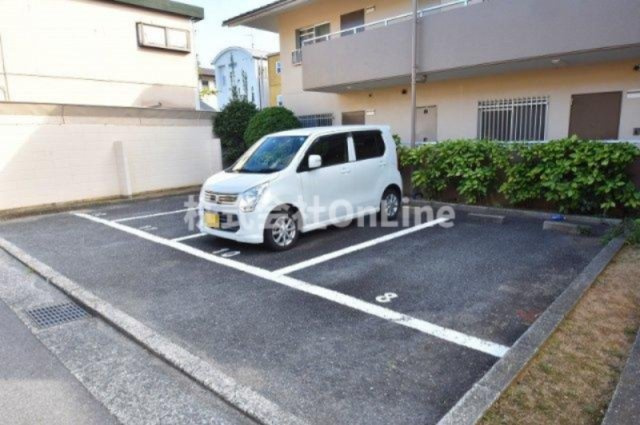八尾市中田２丁目の賃貸マンションの駐車場