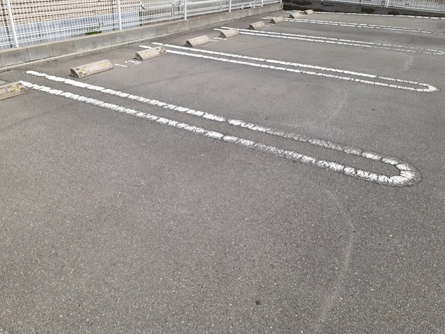 エレガント・北条の駐車場