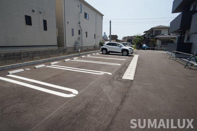 ザ　スターリング新外の駐車場
