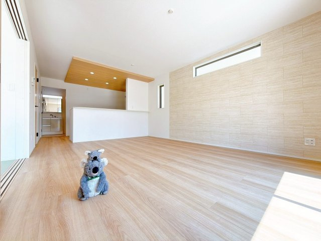 【居間・リビング】 | 高崎市上中居町　GRAFARE | 開放感あふれるリビング・ダイニングは、光と風を感じながら過ごせる心地よい空間。インテリアの映える落ち着いたデザインで、ゆとりある毎日を演出します。