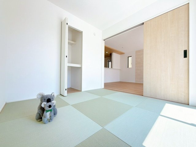 【和室】 | 高崎市上中居町　GRAFARE | LDKに隣接している和室。お子様を遊ばせたりお昼寝させたりしながら家事を行えます。