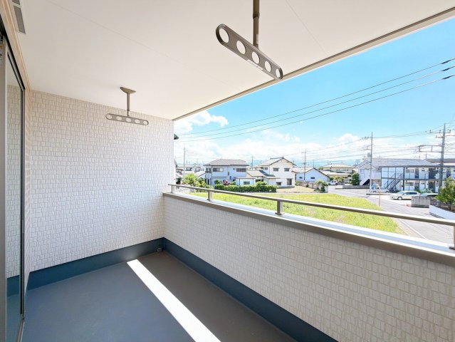 【バルコニー】 | 高崎市上中居町　GRAFARE | 日当たりの良いバルコニーで毎日の暮らしに明るさとゆとりを。洗濯物もよく乾き、季節の移ろいを感じながら過ごせます。