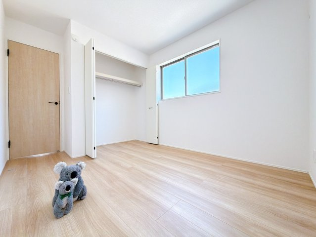 【洋室】 | 高崎市上中居町　GRAFARE | さまざまにカスタマイズしていただけるシンプルなデザインの内装。ご自身で素敵な空間を創り上げられます。