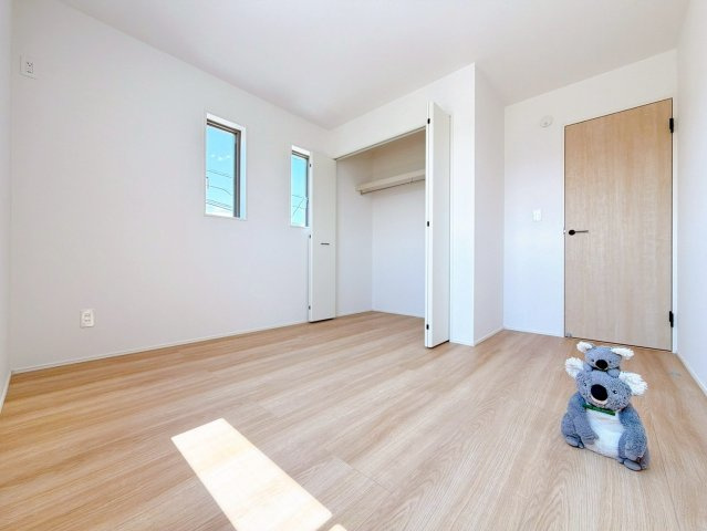 【洋室】 | 高崎市上中居町　GRAFARE | 広さはお子様の勉強部屋にも適した広さ！
勉強机や本棚などの家具を置いてもフリースペースも確保することができます。