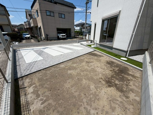 【駐車場】 | 高崎市上中居町　GRAFARE | 広々とした駐車スペース。
日当たり良好で家庭菜園もお楽しみいただけます。