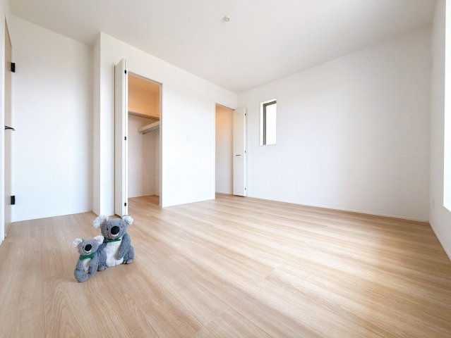 【洋室】 | 高崎市上中居町　GRAFARE | 窓からそそがれる暖かみのある明るい空間。広々としたプライベート空間で自分の時間を楽しめます。フローリング仕様で普段のお掃除も楽々です。