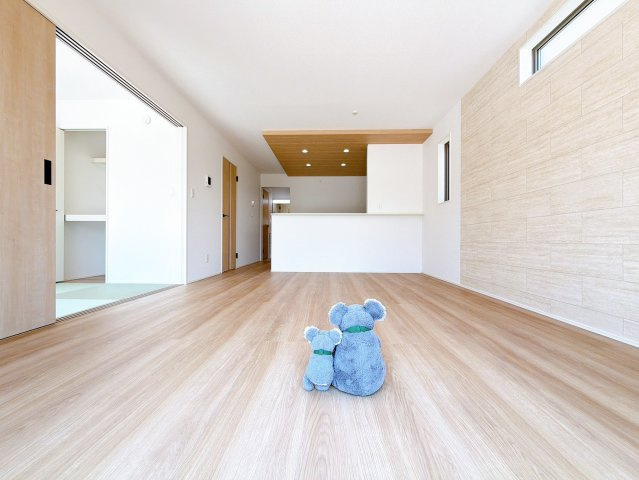 【居間・リビング】 | 高崎市上中居町　GRAFARE | ≪LDK≫
陽当りも良いリビング。
光が差し込む明るい空間はいつもの時間をより特別に…穏やかなひと時を一層充実した時間へ変えてくれます。