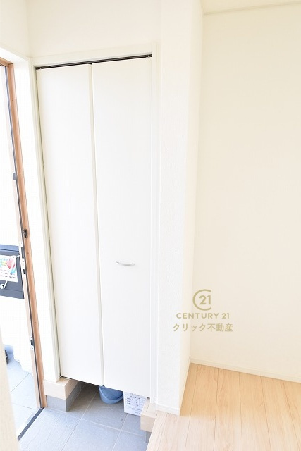 Cradlegarden　 ひたちなか市津田　第3　2の玄関|たっぷり収納できるシューズボックスで玄関もスッキリ！扉の中は可動棚ですので、靴に合わせて高さを自由に変えることができます。