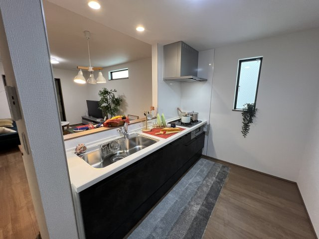 青梅市裏宿町　新築戸建全4棟のキッチン|リビングを見渡せる対面式システムキッチン。ご家族との会話を楽しみながらお料理ができます。
