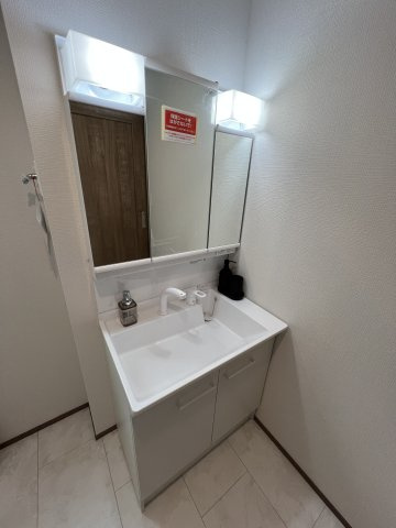 青梅市裏宿町　新築戸建全4棟の独立洗面台|収納豊富な三面鏡付き洗面化粧台。身支度から収納まで快適にこなせる使い勝手の良い空間です。