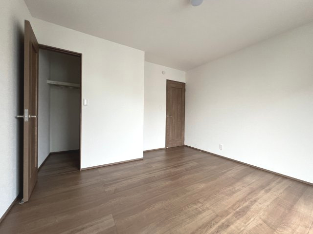 青梅市裏宿町　新築戸建全4棟の洋室|【洋室3】衣類や小物をたっぷり収納できるウォークインクローゼット付き。整理整頓しやすく、お部屋を美しく保てます。