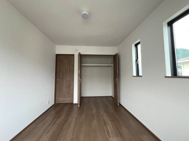 青梅市裏宿町　新築戸建全4棟の洋室|【洋室4】クローゼットを備えた使い勝手の良い洋室。家具のレイアウトもしやすいシンプルな空間です。