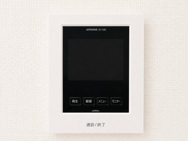 青梅市裏宿町　新築戸建全4棟の防犯設備|来訪者の顔を映像で確認できるTVモニター付きインターホン。安心・安全な暮らしをサポートします。