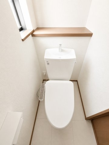 青梅市裏宿町　新築戸建全4棟のトイレ|温水洗浄便座を備えた清潔感あふれるトイレ(2階)。窓付きで換気もしやすく、快適にお使いいただけます。