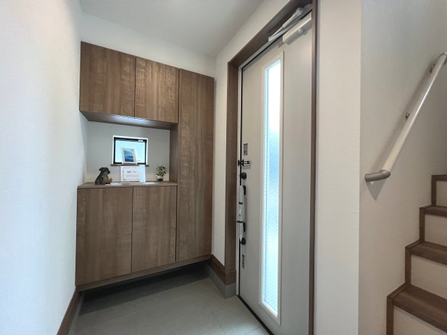 青梅市裏宿町　新築戸建全4棟の玄関|たっぷり収納できるシューズボックス付きで、玄関まわりもいつでもスッキリ☆