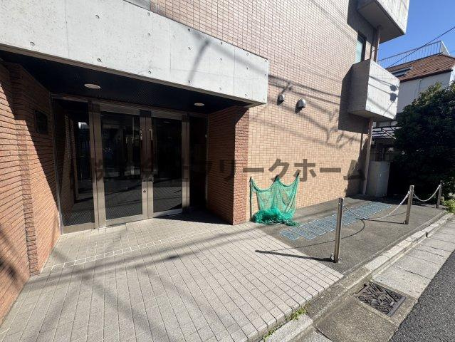 世田谷区代田２丁目の賃貸マンションのエントランス
