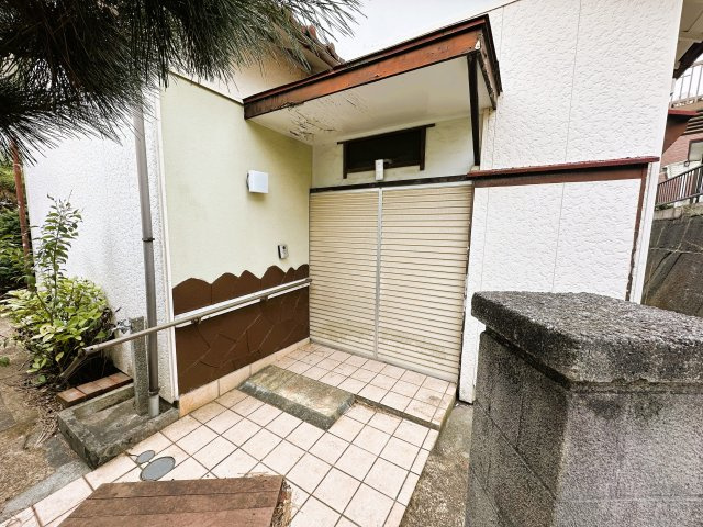 神奈川県横須賀市武1丁目　～全室洋室仕様。エイヴイ武山店まで850mの平穏な住宅街～の玄関|シャッター雨戸付きで、不在時の防犯性を高められる引き違い戸