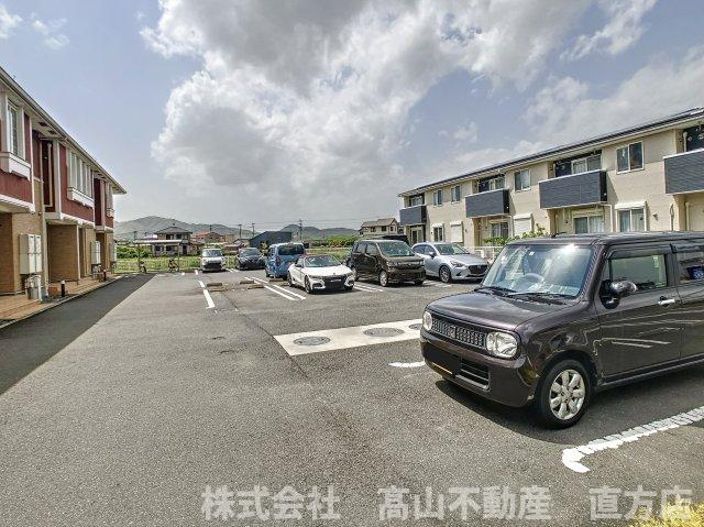 直方市大字感田のアパートの駐車場