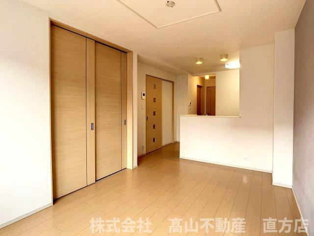 直方市大字感田のアパートの居間・リビング