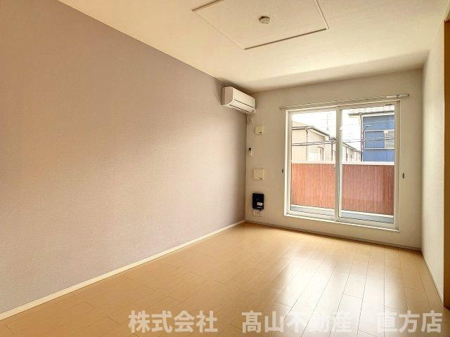直方市大字感田のアパートの居間・リビング