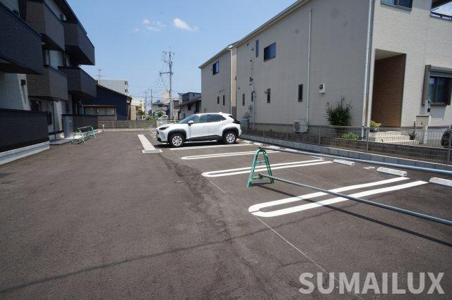 ザ　スターリング新外の駐車場