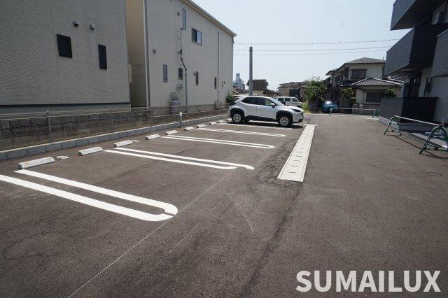 ザ　スターリング新外の駐車場