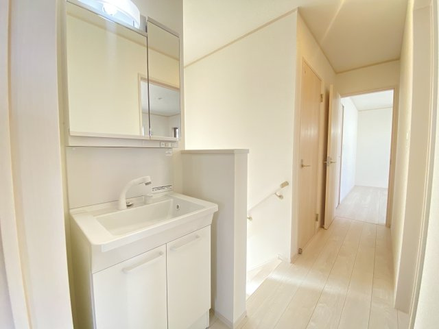 糸満市西崎（全2棟）1号棟の独立洗面台|※同仕様写真です　2階洗面台付き♪