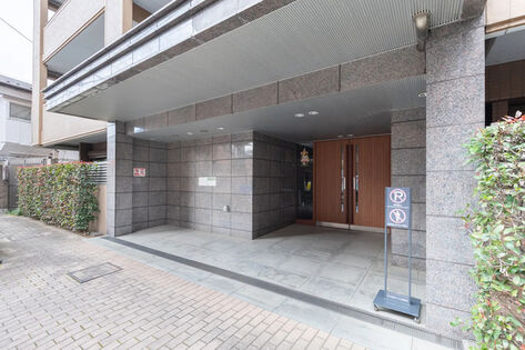 コスモ板橋エクセラのエントランス|「板橋本町」駅徒歩４分！平成１４年築・オートロック＆宅配ボックス付きマンション、コスモ板橋エクセラは即日現地案内可能となっておりますので、お気軽にお問い合わせください！