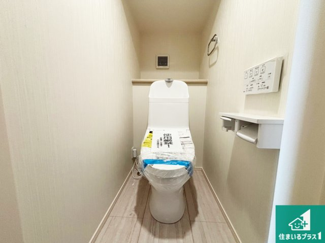 29日(土)30日(日)現地ご見学可能！　枚方市渚元町　限定1邸のトイレ|1・2階の2ヶ所にあるので、朝の忙しい時間の順番待ちもなく、深夜の利用にも大変便利です。