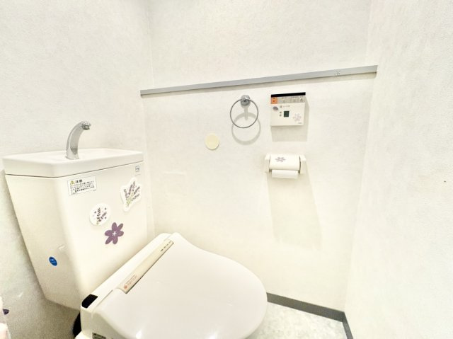 御影プライムハイツのトイレ|毎日の生活を快適にサポートする、温水洗浄便座付きトイレです。
便座まわりがすっきりして掃除がしやすい、便利な壁掛けリモコンタイプ。
実用的な手洗い金具付きタンク仕様で、節水・省スペースにも貢献。