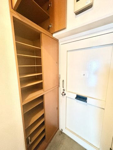 御影プライムハイツの収納|上下あわせて十数段におよぶ、整理整頓がしやすい可動棚仕様です。
高さを変えられるため、スニーカーからロングブーツまで収納が可能です。
季節物の靴や小物をスッキリ分けて格納できる便利な上部天袋収納付き。