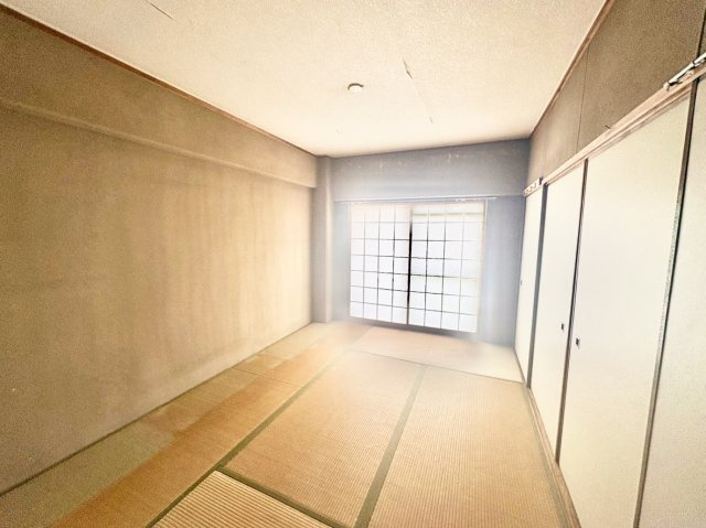 御影プライムハイツの和室|約6帖の和室です。
障子から入る柔らかな光が、落ち着きのある和の癒やし空間を演出してくれます。