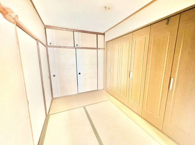 御影プライムハイツの和室|約３帖の和室です。
上部に天袋を備えた襖収納があり、使用頻度の低い荷物もスッキリ格納することが出来ます。
また、壁一面に配された「大型木製クローゼット」で洋服の管理も容易に可能です。