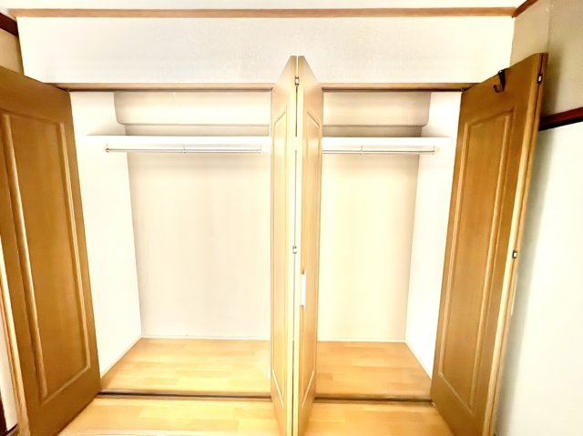 御影プライムハイツの収納|約３帖部分にあるクローゼットです。
2つのブースに分かれているため、衣類のジャンル分けや家族間での使い分けに便利です。