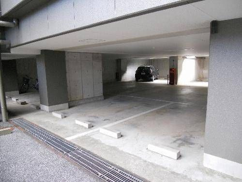 プレステージヤツの駐車場