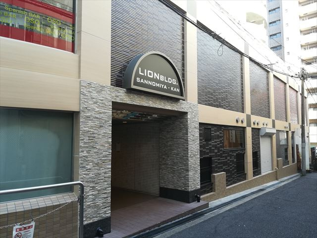 ライオンビル三宮館のエントランス