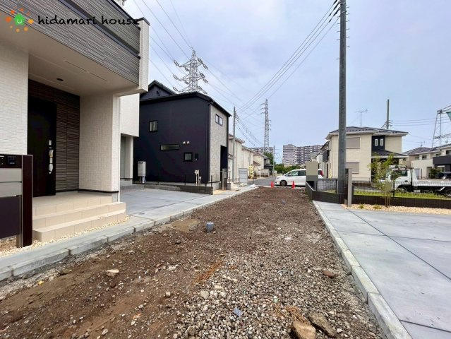 北本市東間7丁目　新築戸建　ブルーミング06の前面道路含む現地写真