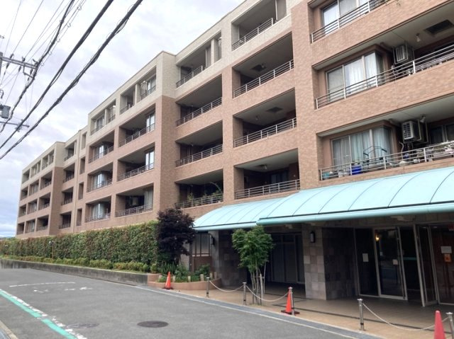 サンメゾン枚方朝日丘かえで館の外観|落ち着いた外観です(2026年6月撮影)