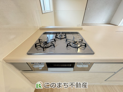 【キッチン】 | ワイウッドコート佐野市栃本町　第1期　 | 3口ビルトインコンロで同時調理可能☆時短家事につながりますね☆