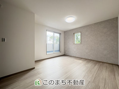 【洋室】 | ワイウッドコート佐野市栃本町　第1期　 | 窓が多く明るい室内☆