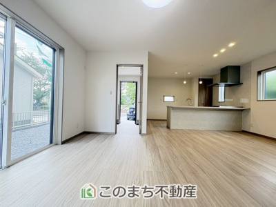 【居間・リビング】 | ワイウッドコート佐野市栃本町　第1期　 | 窓が多く明るいリビング☆ご家族の団らんをたくさんの日差しがが照らします☆
