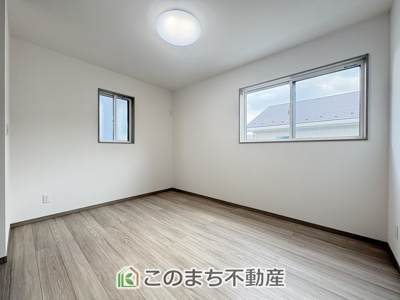 【洋室】 | ワイウッドコート佐野市栃本町　第1期　 | 窓が多く明るい室内が好印象☆