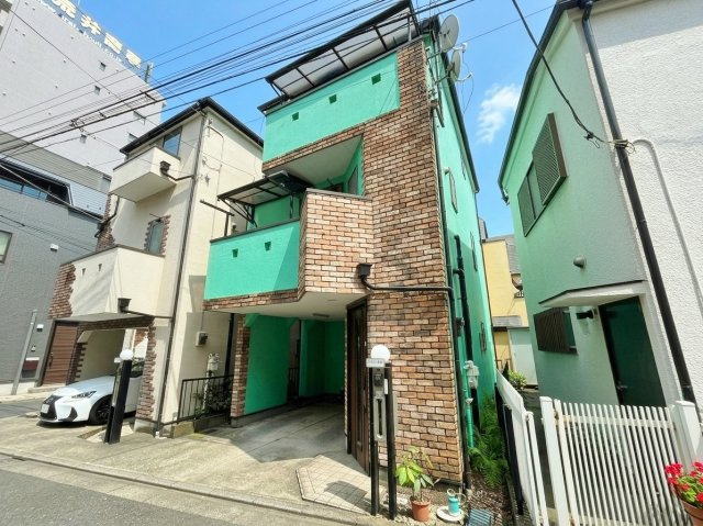 板橋区泉町の外観|【本蓮沼駅徒歩2分の好立地！！】
新規フルリフォーム戸建　外壁もカラー変更！
室内も新たに生まれ変わり快適に新生活をスタートいただけます