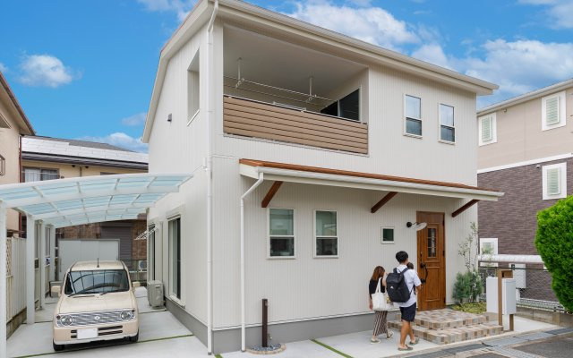 宮之阪5丁目2階建て【mirea-ミレア】のその他|【施工事例】白と木目の組み合わせが可愛い外観。玄関ポーチのタイルや庇で、カントリー調をプラス