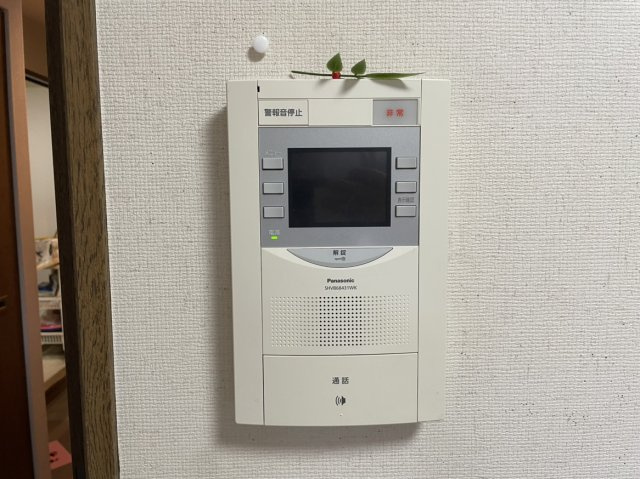 サーパス三津弐番館の設備|インターフォンで来客確認ができ安心で、共用部とともに家族のプライバシーと快適さを守ります。