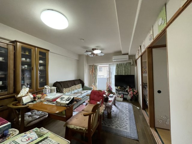 サーパス三津弐番館の居間・リビング|光が差し込む明るいリビングで家族が集い、日中の暖かさと心地よさを感じられる空間です。