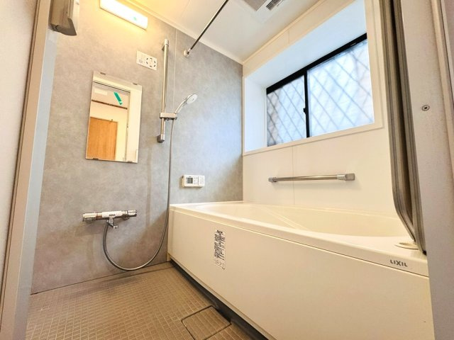 【浴室】 | 板橋区三園1丁目　中古一戸建住宅　（成増店） | 一日の終わりに、足を伸ばして深呼吸。1坪サイズの広々バスルームで、至福のリラックスタイムを。