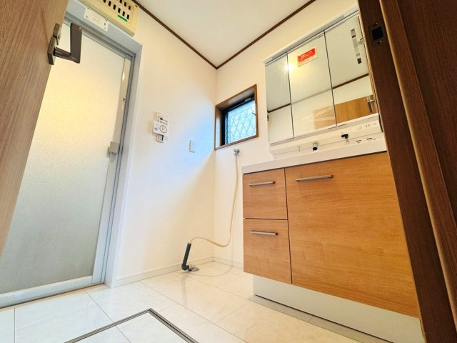 【独立洗面台】 | 板橋区三園1丁目　中古一戸建住宅　（成増店） | ワイドボウル、ポケット収納もついた洗面化粧台

